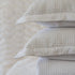 Quilt tipo waffle color blanco doblado, ideal para capas ligeras
