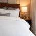 Quilt tipo waffle color blanco sobre cama, ideal para capas ligeras
