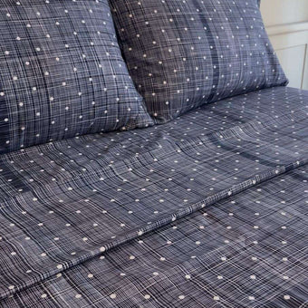 Sábana estampada de microfibra sobre cama, diseño moderno y tacto suave


