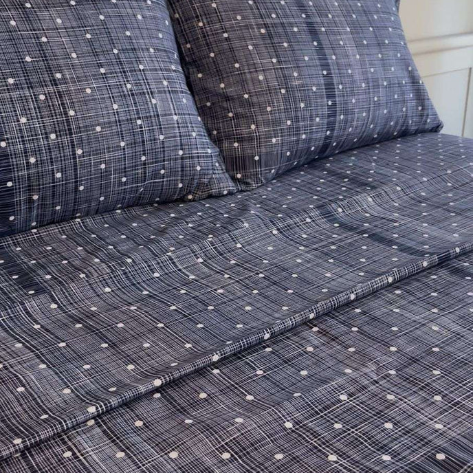 Sábana estampada de microfibra sobre cama, diseño moderno y tacto suave

