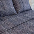 Sábana estampada de microfibra sobre cama, diseño moderno y tacto suave

