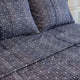 Sábana estampada de microfibra sobre cama, diseño moderno y tacto suave

