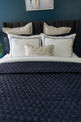 Quilt de satín color perla sobre cama, estilo elegante y brillante

