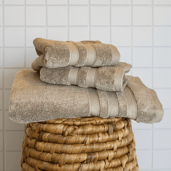 Toalla de algodón premium Bedding & Co doblada, suave y absorbente